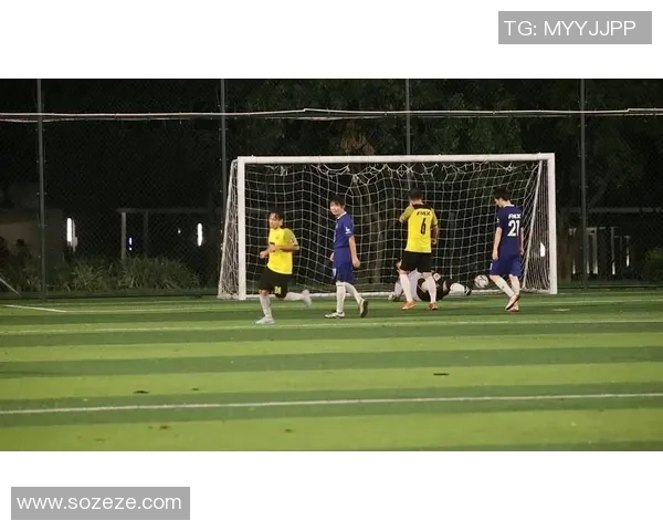 足球明星瞬间定格精彩瞬间展现球场魅力与激情的完美画面